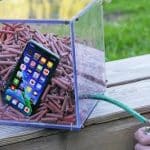 iPhone 11 Pro vs. petardy. Prežije šialený test alebo nie?
