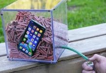iPhone 11 Pro vs. petardy. Prežije šialený test alebo nie?