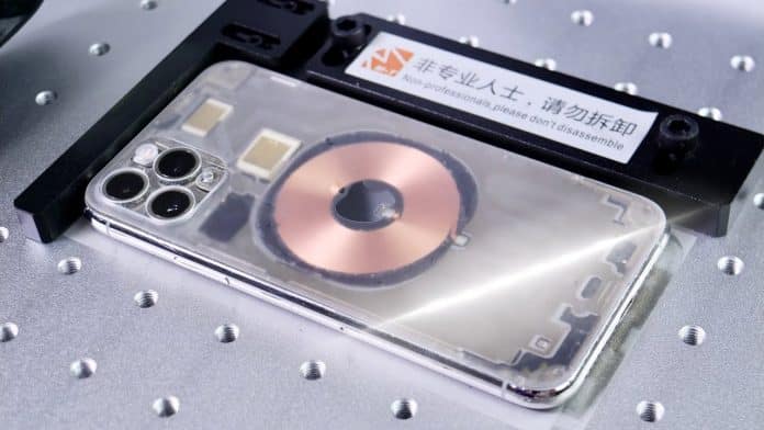 Chlapík dokáže pomocou laseru vyrobiť transparentný iPhone!