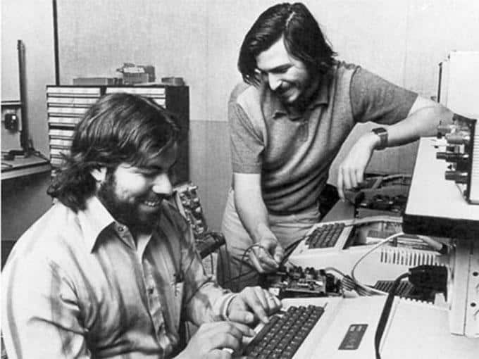 Spoluzakladateľ Apple, Steve Wozniak zarába 50$ týždenne z tejto firmy.
