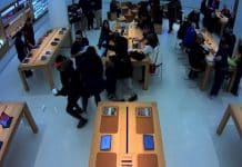 Zlodeji vykradli 2 Apple Store v priebehu 30 minút. Na druhý deň sa lúpež opakovala.