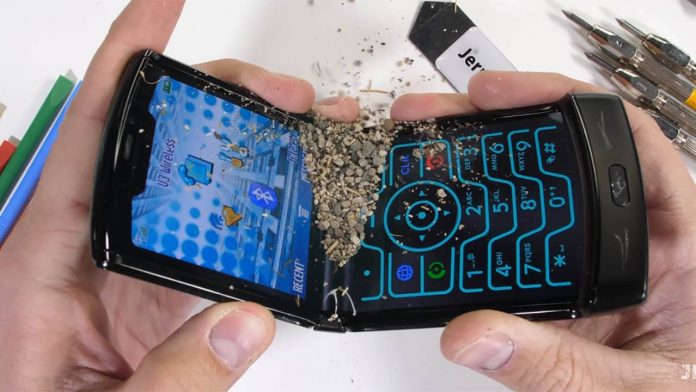 Ďalšie video ukazuje nedostatky Moto Razr 2020 s flexibilným displejom.