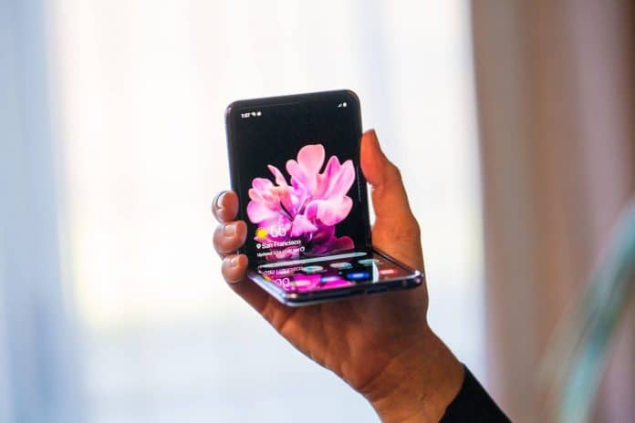 Skladací Samsung Galaxy Z Flip bude stáť na Slovensku 1500€. To už je skoro ako za iPhone.