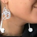 Náušnice z EarPods? Dnes je predsa v móde všetko možné.