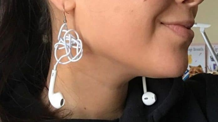 Náušnice z EarPods? Dnes je predsa v móde všetko možné.