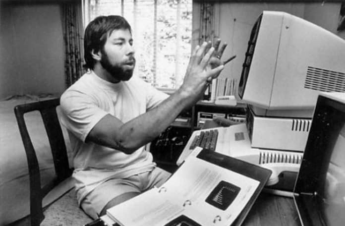 Spoluzakladateľ Apple, Steve Wozniak zarába 50$ týždenne z tejto firmy.