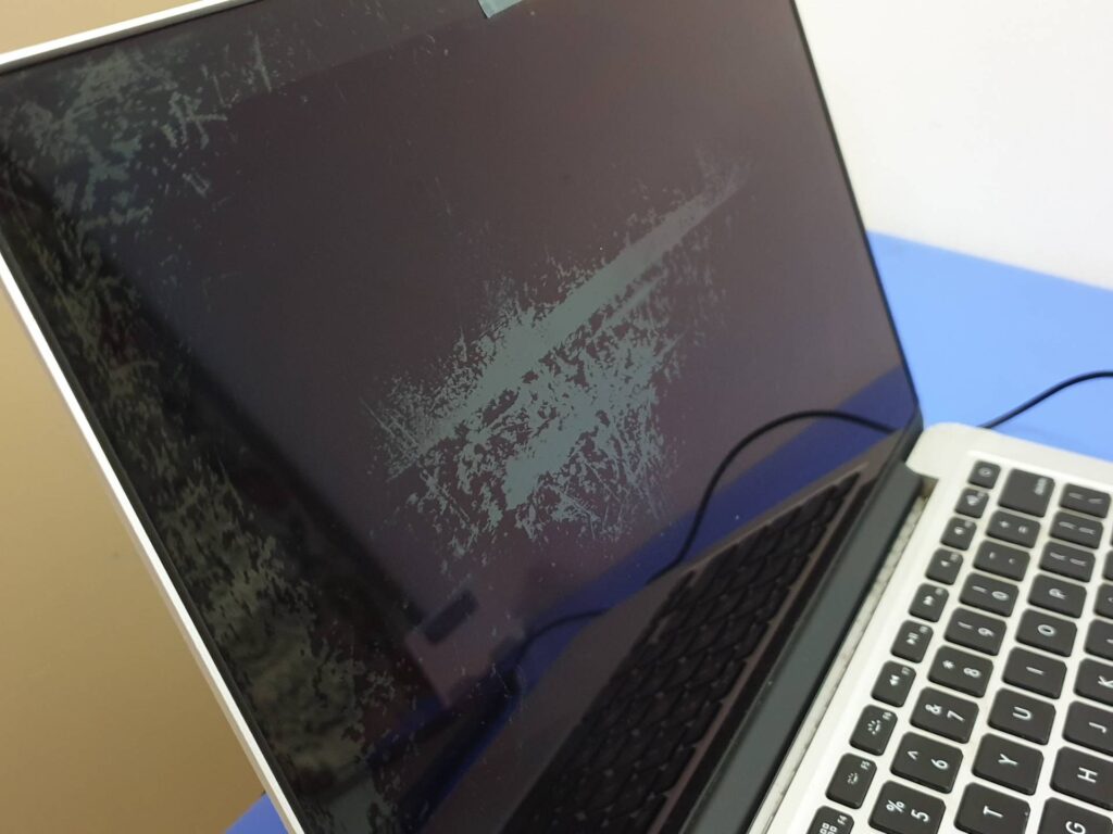 MacBook Air s Retina displejom má problémy s antireflexnou vrstvou.