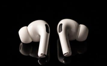 Apple čoskoro začne s výrobou lacnejších AirPods Pro Lite.