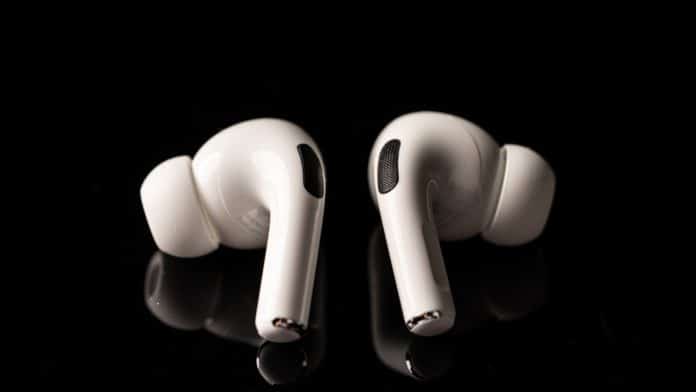 Apple čoskoro začne s výrobou lacnejších AirPods Pro Lite.