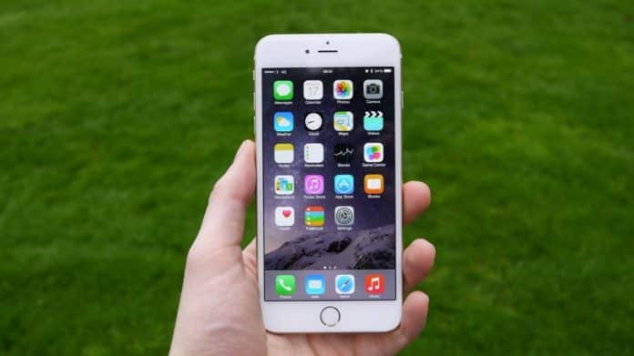 Používatelia starších iOS zariadení môžu byť v ohrození. Môže za to čínska skupina hackerov.