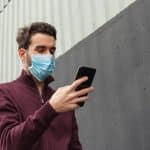 EU žiada, aby všetky krajiny dodržiavali zákony pri sledovaní COVID-19 cez smartfóny. EU žiada, aby všetky krajiny používali rovnakú appku na monitorovanie ľudí s COVID-19.