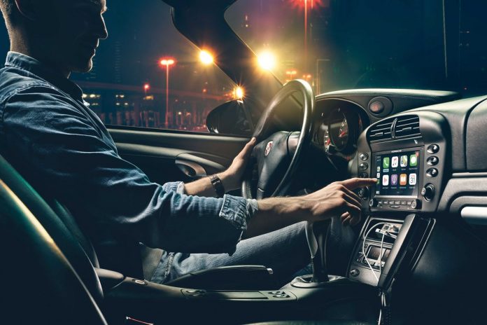 Porsche prináša pre staré modely moderné rádia s CarPlay!