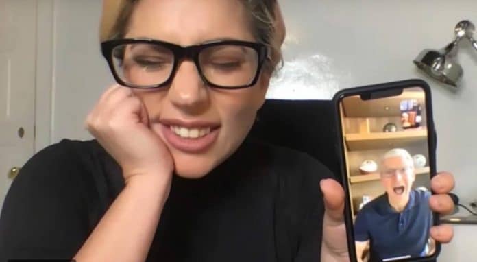 Lady Gaga zavolala v priamom prenose Timovi Cookovi. Apple daruje ďalších 10 miliónov proti COVID-19.