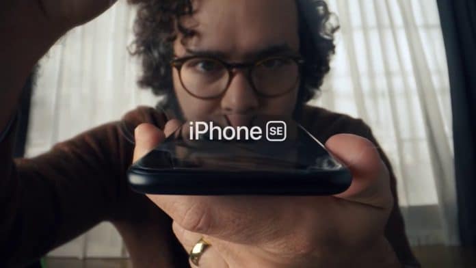 Apple zdieľalo novú reklamu na iPhone SE 2. generácie. Má 15 sekúnd a je geniálna.