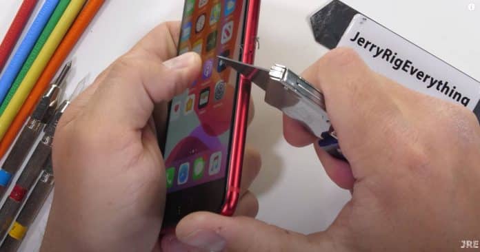iPhone SE 2. generácie neohnete, no ľahko ho poškriabete.