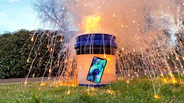 Prežije iPhone výbuch pri kontakte sodíka s vodou?
