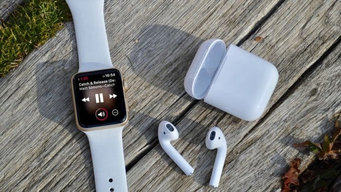 Apple si opäť udržalo nadradenosť v predajoch AirPods a Apple Watch!