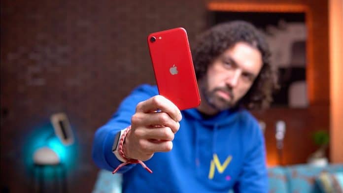 Petr Mára testuje iPhone SE 2. generácie. Pozrite si recenziu.