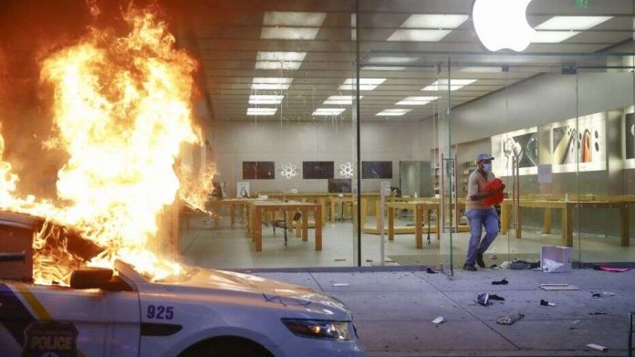 Takto v USA rabovali Apple Store počas posledných dní.