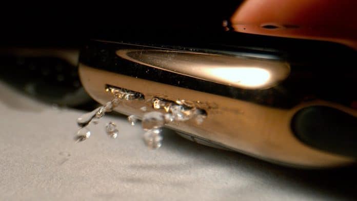 Spomalené video: Takto sa Apple Watch zbavia vody v reproduktoroch.