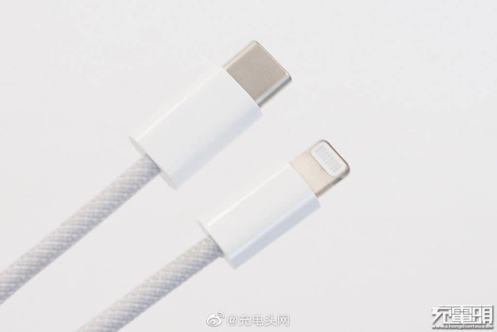iPhone 12 môže dostať odolnejší lightning kábel. Apple použije iný materiál.