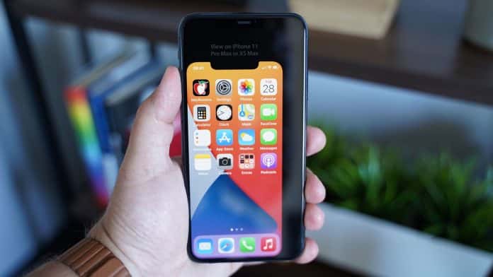 iPhone 12 s 5,4" displejom na obrazovke iPhonu 11 Pro Max