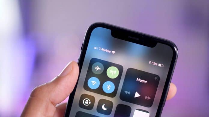 3 spôsoby ako zobraziť percenta batérie na iPhone X a novšom.