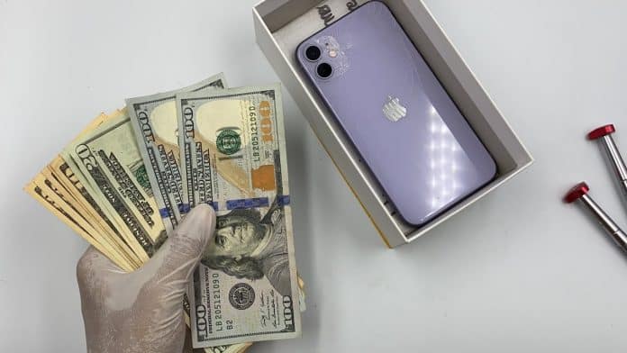 Oprava iPhonu 11 - chlapík vám ukáže, ako sa dá spojazdniť aj zariadenie "na odpis".