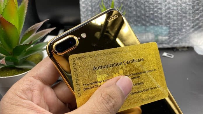 Rozbitý iPhone 7 Plus prerobil do zlatého tela. Pozrite si výsledok!
