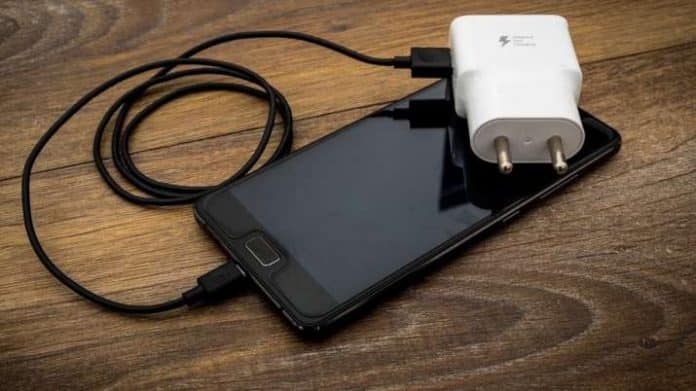 Nie len Apple chce odstrániť nabíjačku z balenia iPhonu. Podobne uvažuje už aj Samsung.