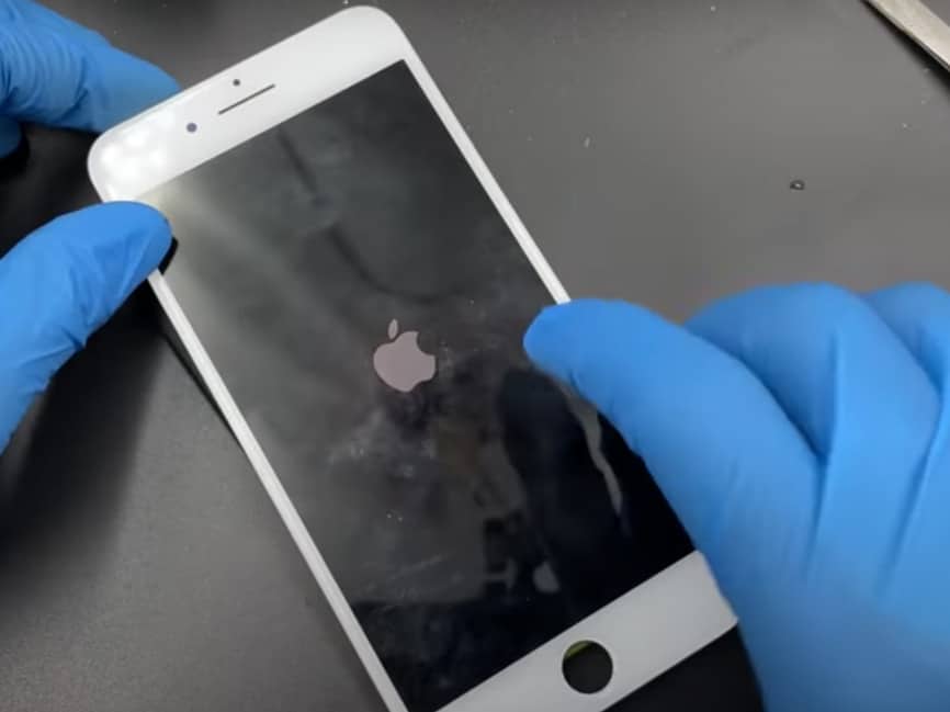 Rozbitý iPhone 7 Plus prerobil do zlatého tela. Pozrite si výsledok! 