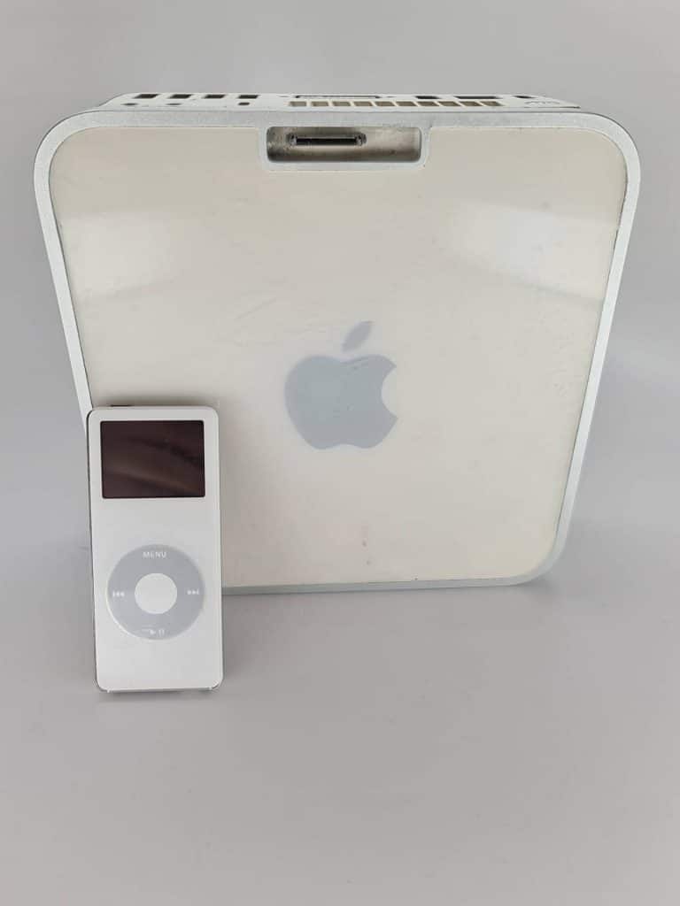 Macu mini s dokovacou stanicou pre iPod nano