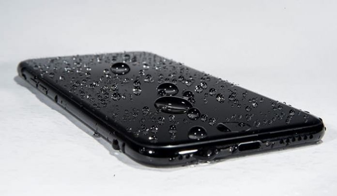 iPhone reproduktor voda