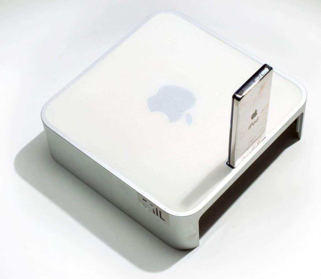 Macu mini s dokovacou stanicou pre iPod nano