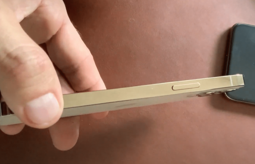 Zlatý iPhone 12 Pro vs otlačky prstov