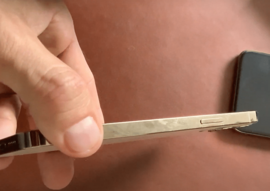 Zlatý iPhone 12 Pro vs otlačky prstov
