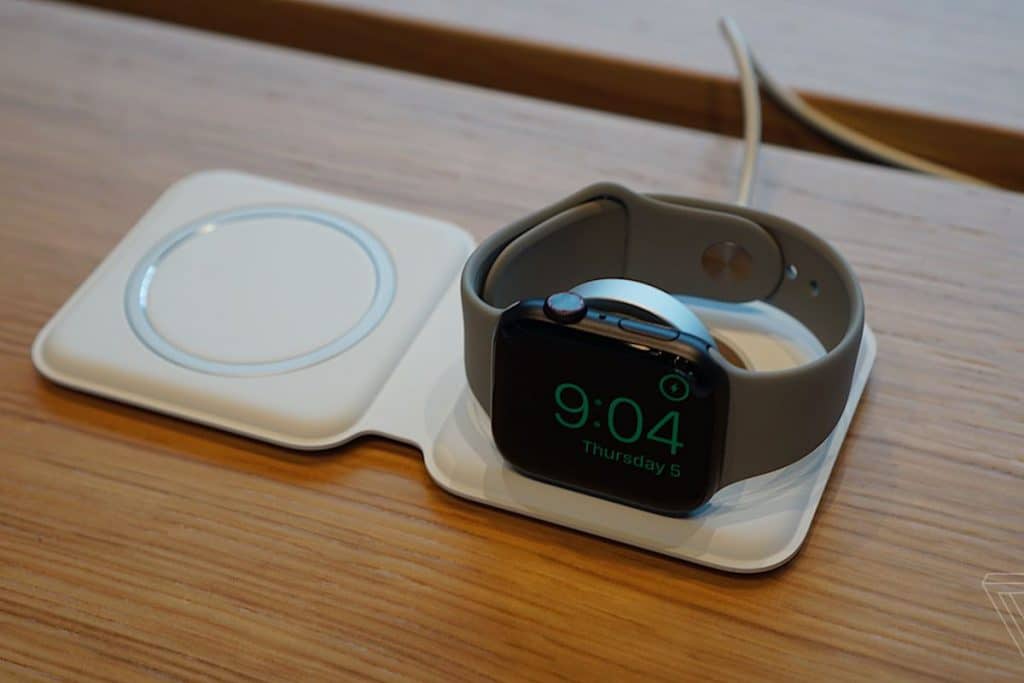 Spoločnosť Apple spustila objednávky pre nabíjačku MagSafe Duo, ktorú predstavila ešte počas októbrového eventu. Je mimoriadne kompaktná a bez väčších problémov nabije iPhone a Apple Watch súčasne pri zachovaní maximálneho výkonu. Ak sa vám zapáčila, pripravte si cca 150€.