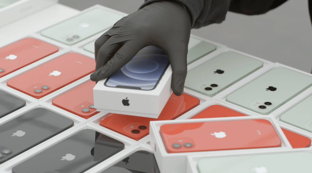 Unboxing 100 iPhonov 12