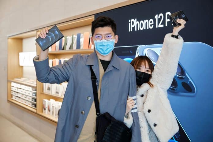 iPhone 12 mini a iPhone 12 Pro Max v predaji
