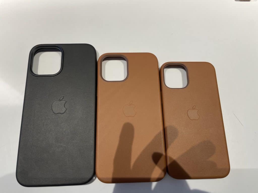 iPhone 12 a uniknuté kožené púzdra