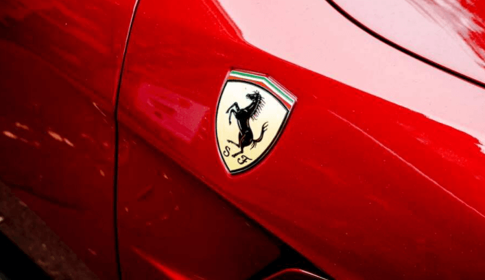 Jony Ive ako CEO Ferrari?