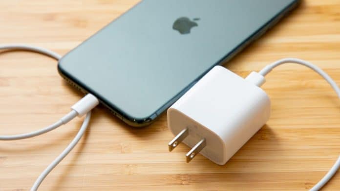 iPhone dodávaný s adaptérom len v jednom svetovom štáte