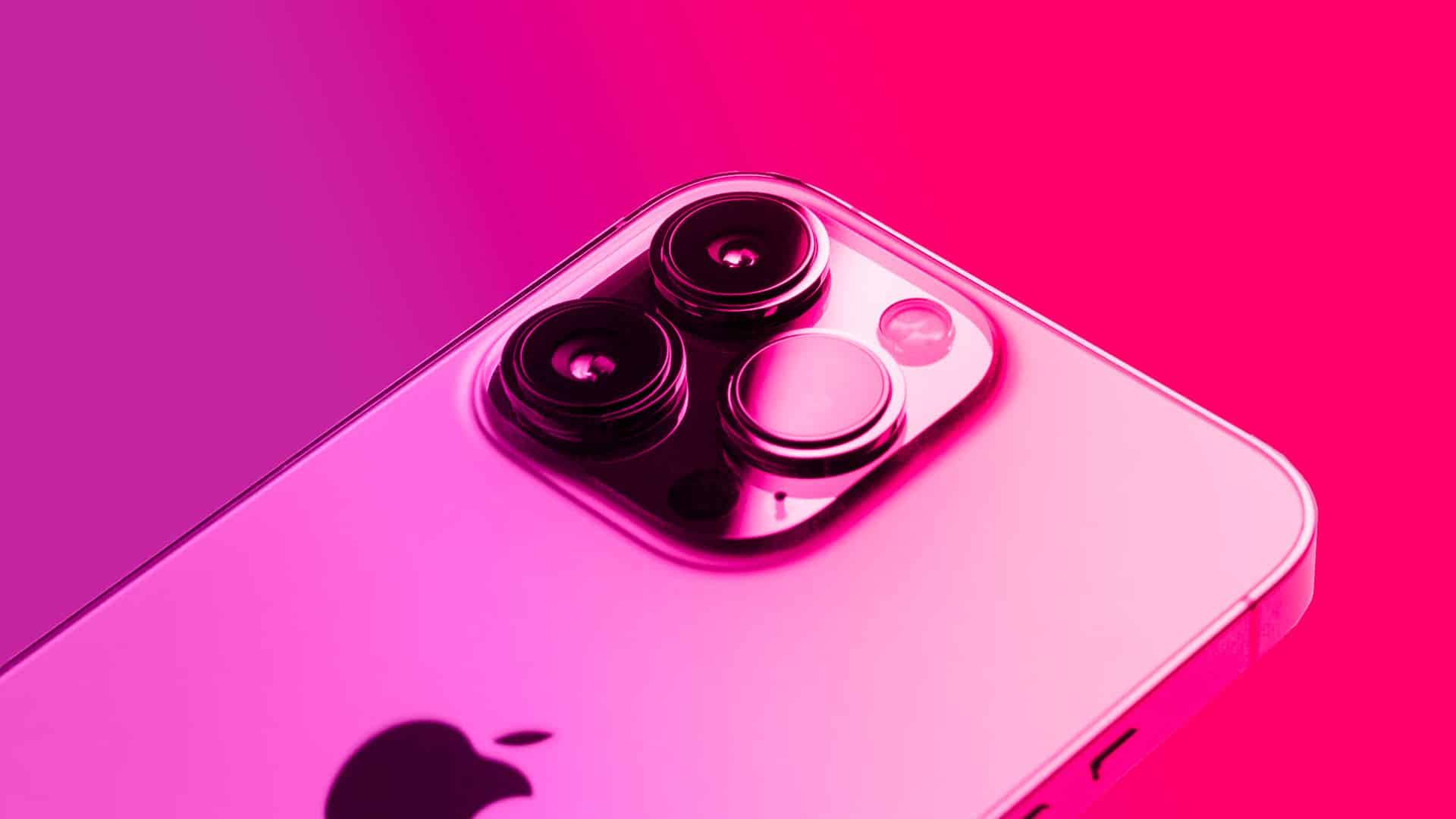 iPhone 13 Pro zo zadnej stramy s ružovo červeným pozadím