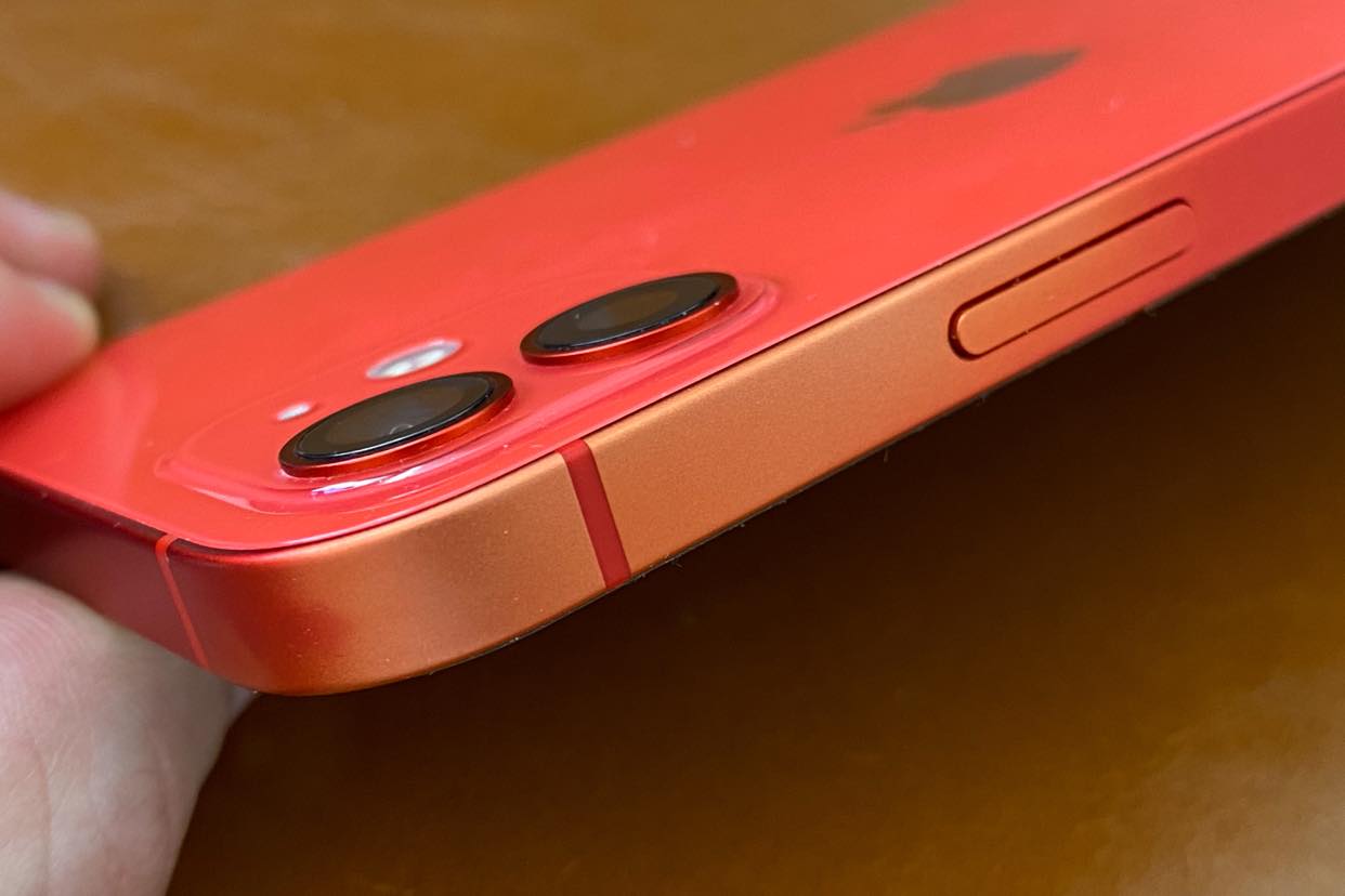 Z červeného iPhonu 12 sa vytratila farba