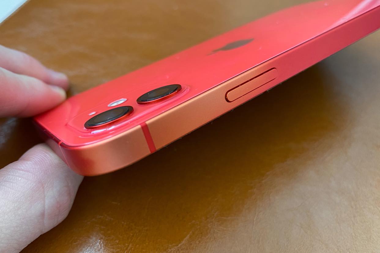 Z červeného iPhonu 12 sa vytratila farba