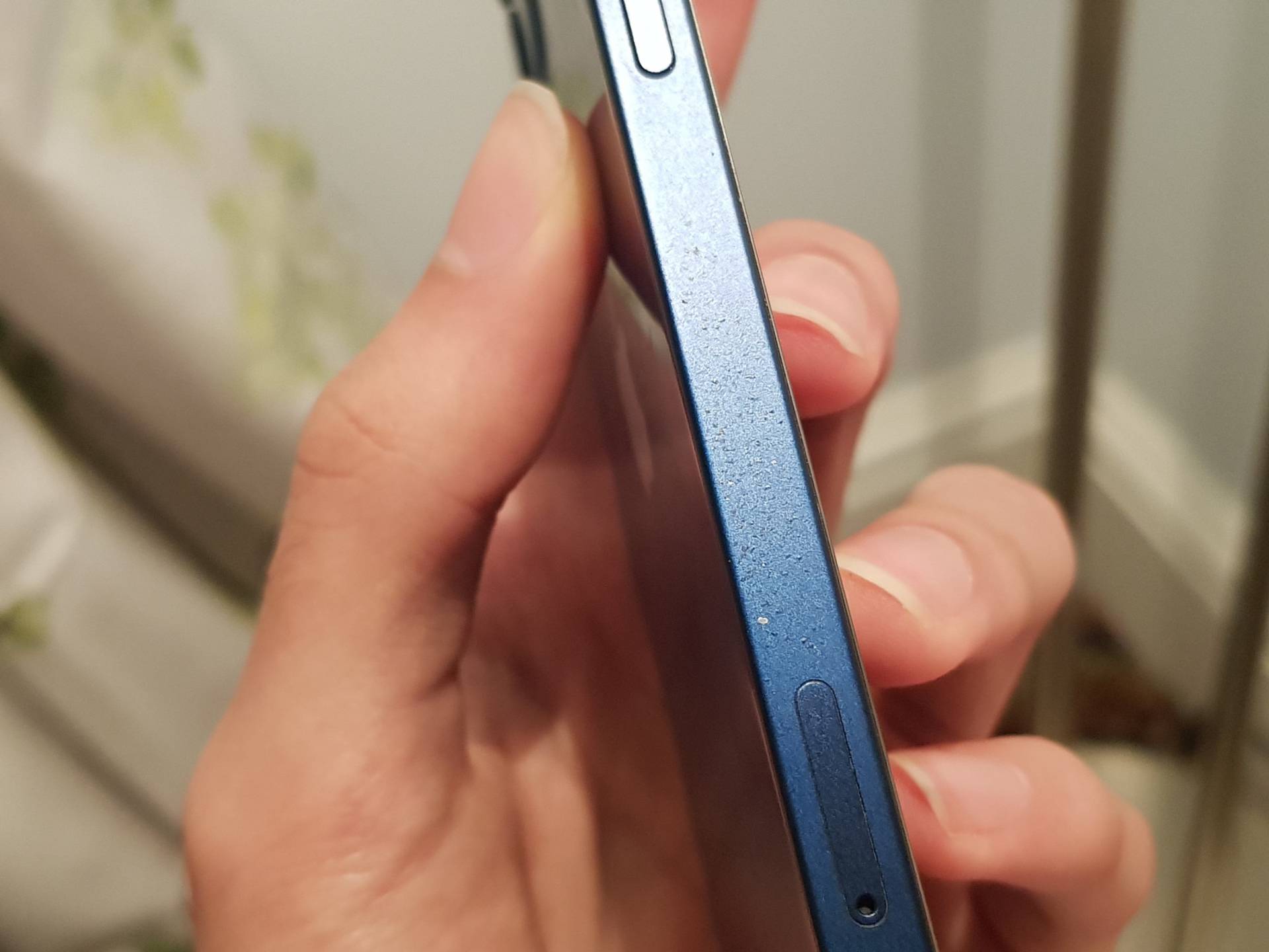 Modrá farba miznúca z iPhonu 12