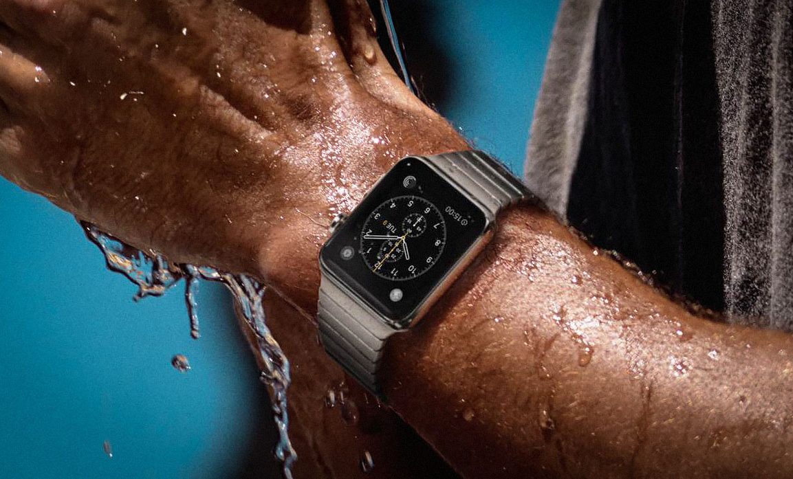 Apple Watch na ruke a voda