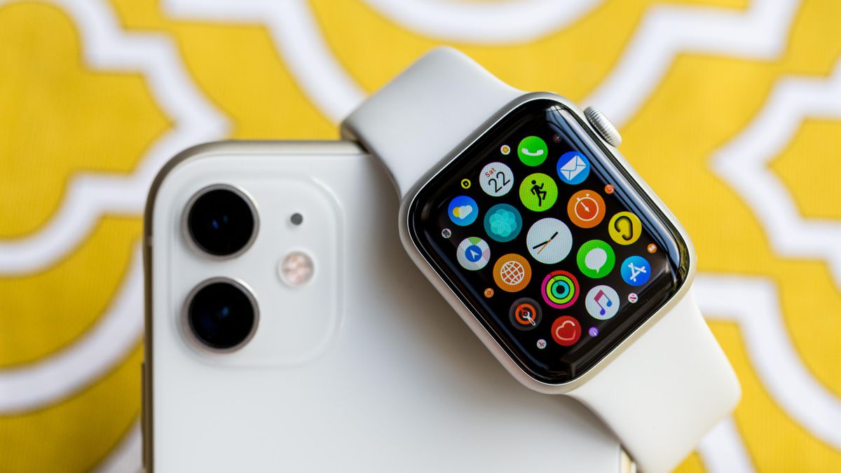 Biely iPhone 11 a hodinky Apple Watch
