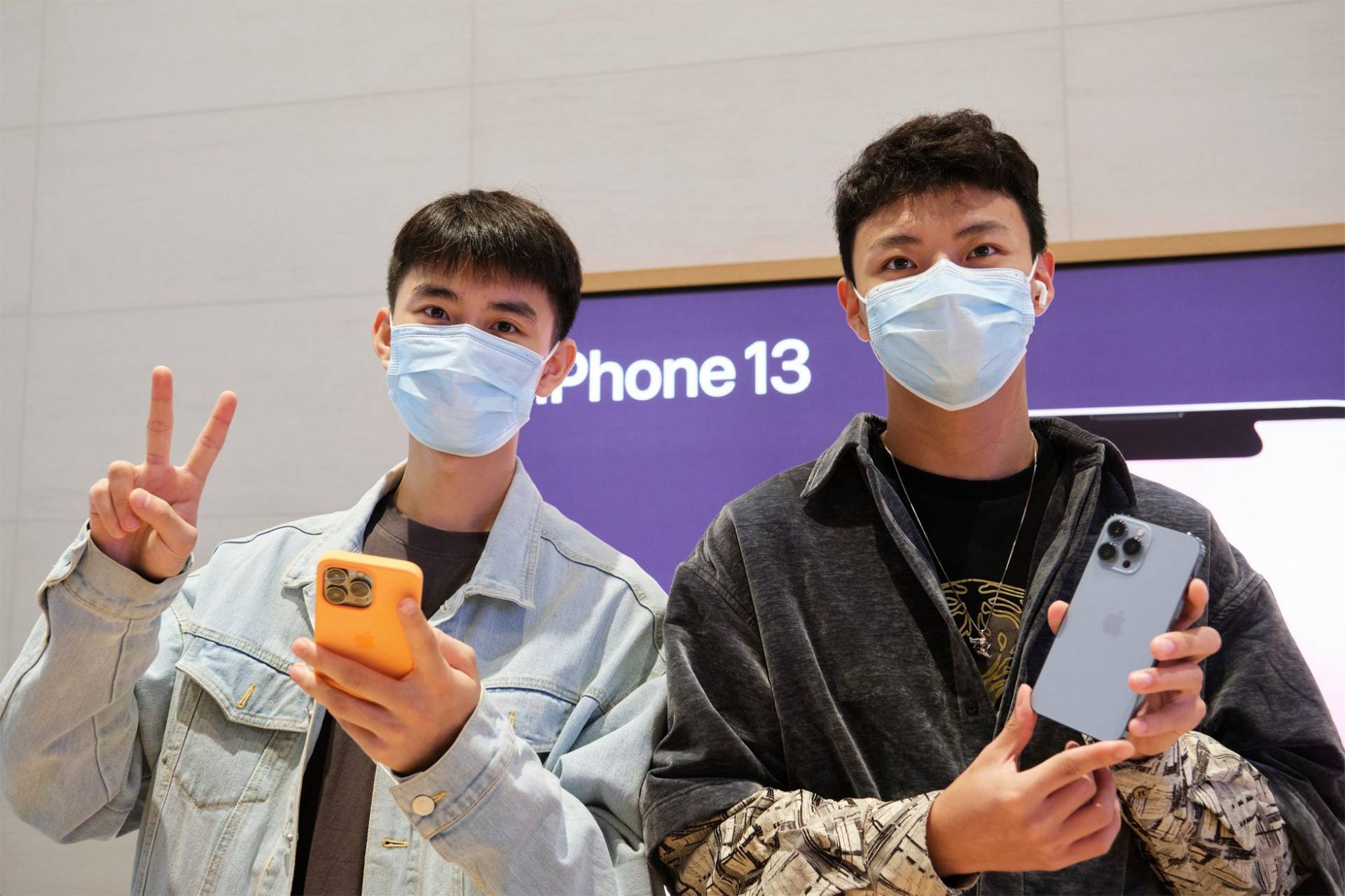 Apple_iPhone-iPad-Availability_Beijing-Customers-iPhone-13-Pro_09242021