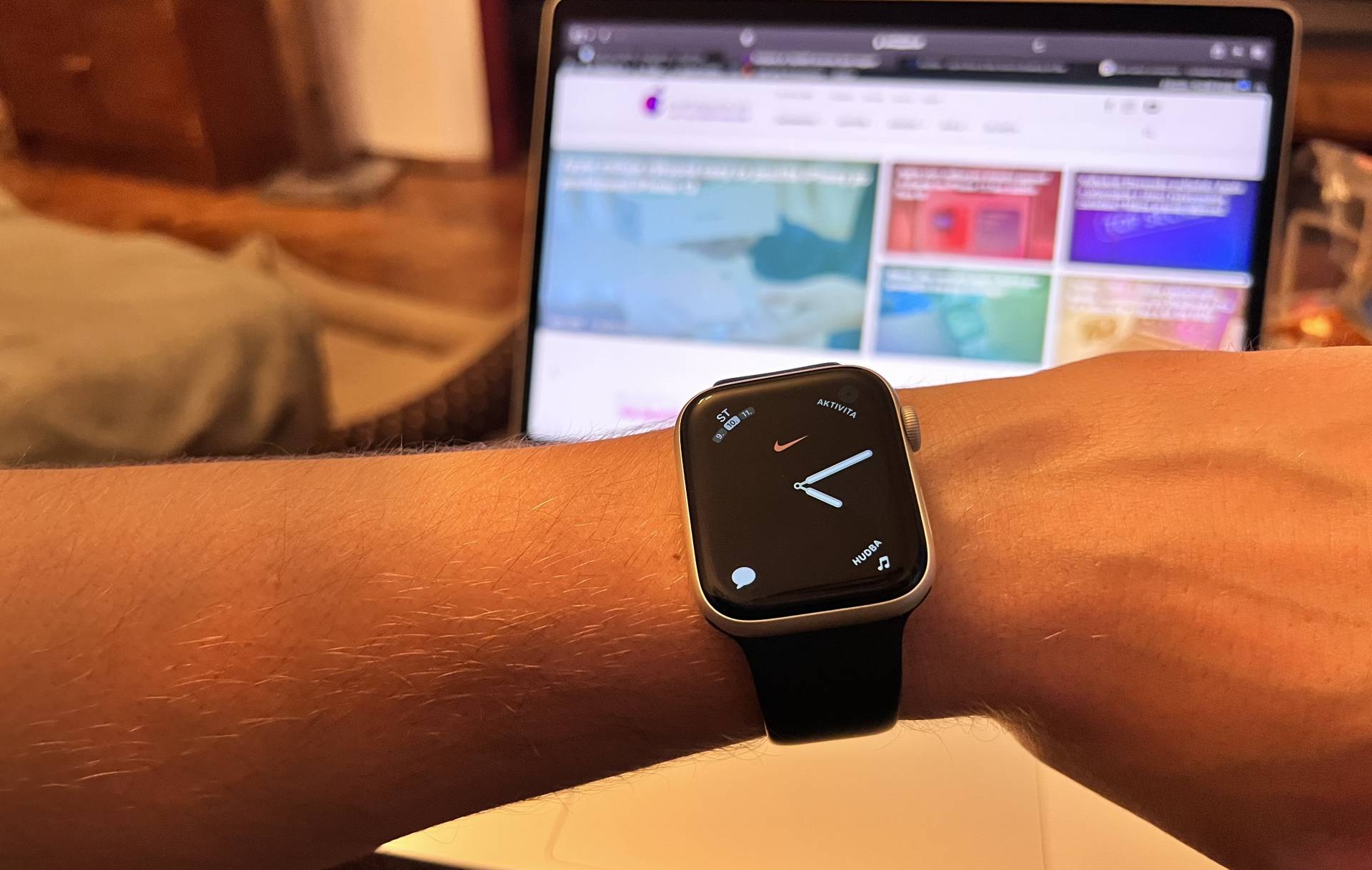 Apple Watch Series 5 na ruke používateľa